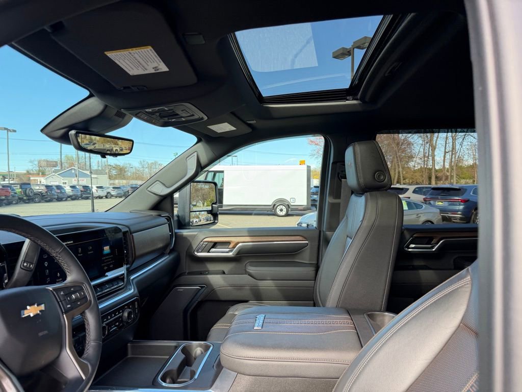 Used 2024 Chevrolet Silverado 2500 High Country w/ Technology Package AWD/4WD image 16