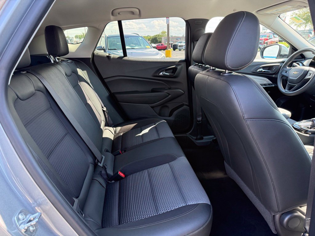 Used 2025 Chevrolet Trax LT FWD image 21