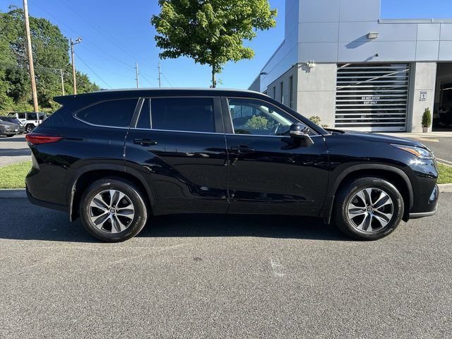 Used 2023 Toyota Highlander XLE AWD/4WD image 9