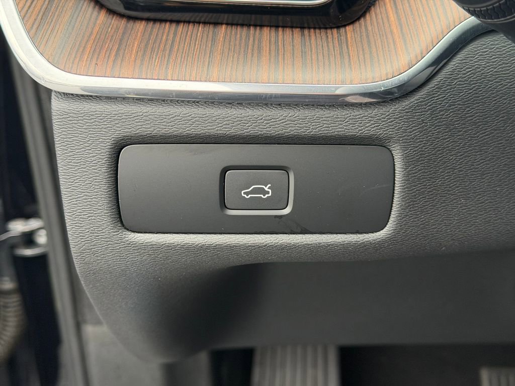 Certified 2023 Volvo XC60 B5 Plus w/ Climate Package AWD/4WD image 39