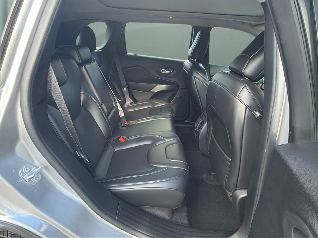 Used 2019 Jeep Cherokee Latitude Plus FWD image 16