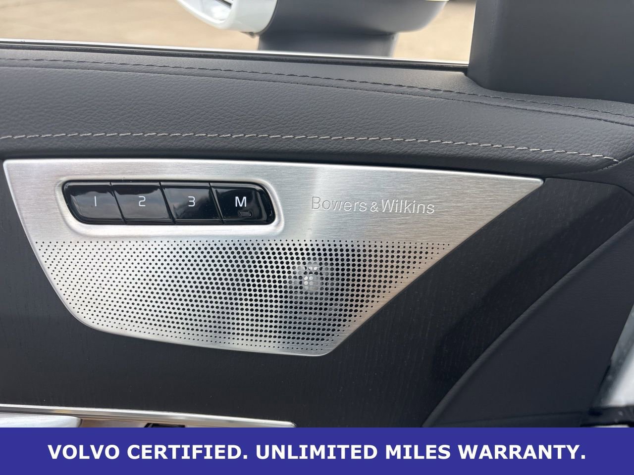 Used 2024 Volvo XC90 T8 Ultimate w/ Lounge Package image 17