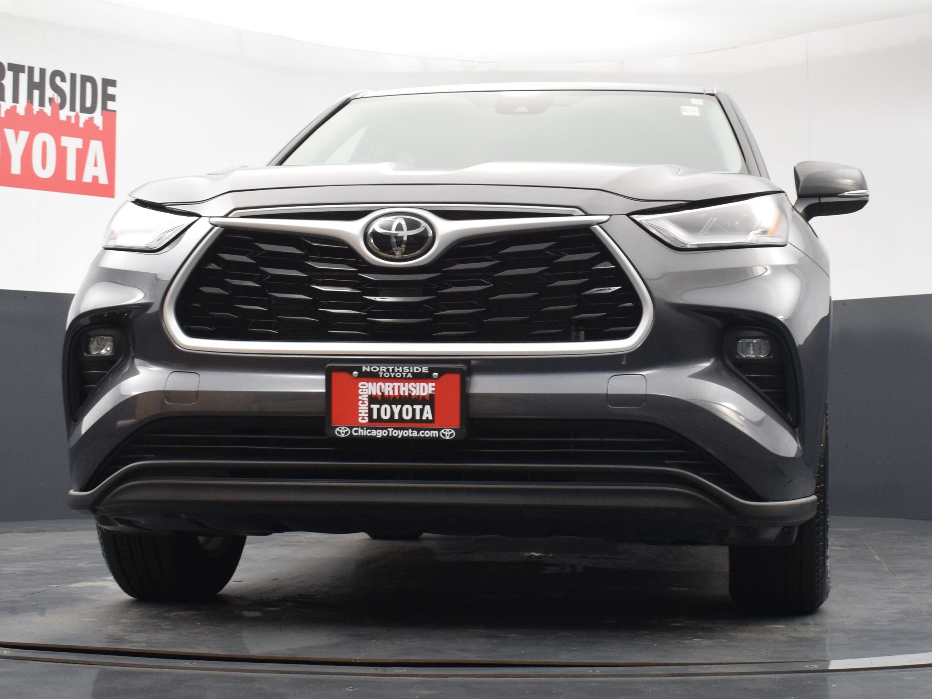 Used 2024 Toyota Highlander LE AWD/4WD image 32