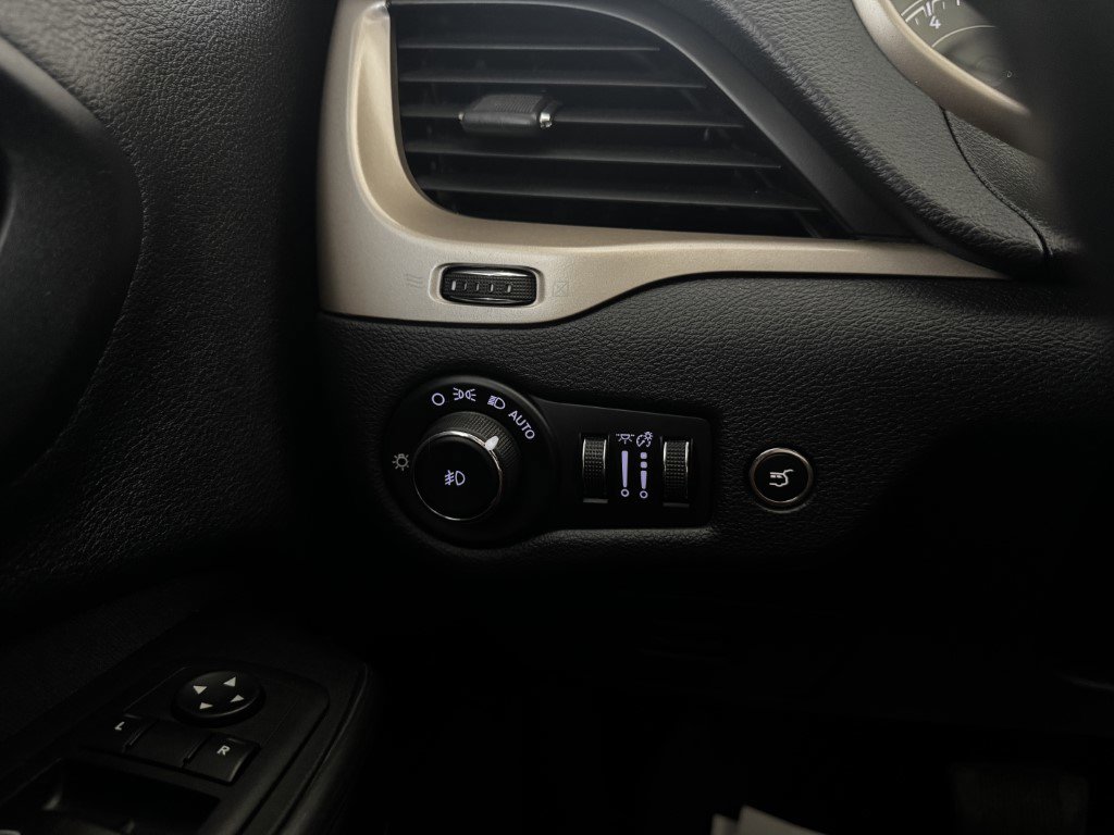 Used 2016 Jeep Cherokee Latitude w/ Comfort/Convenience Group image 40