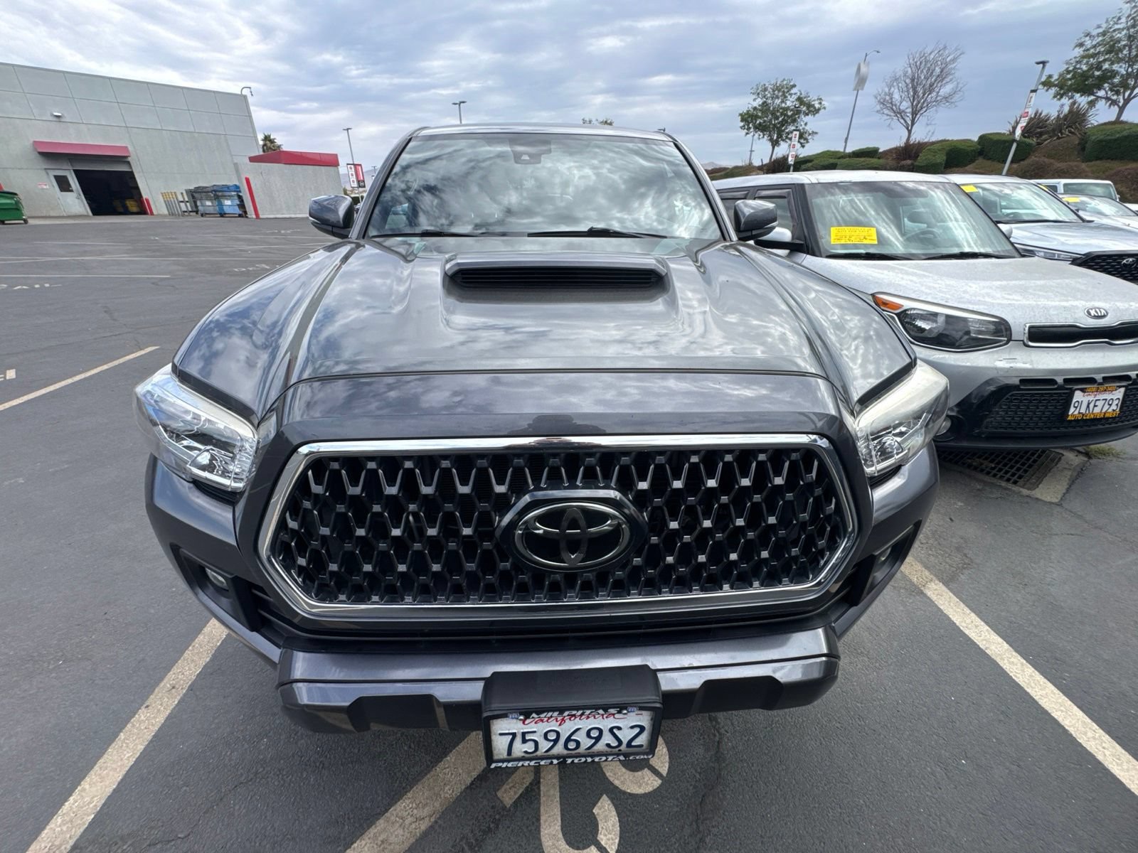 Used 2019 Toyota Tacoma TRD Sport w/ Technology Package RWD image 2