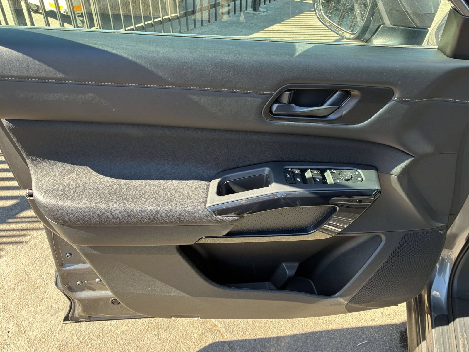 Used 2025 Nissan Pathfinder SV FWD image 4
