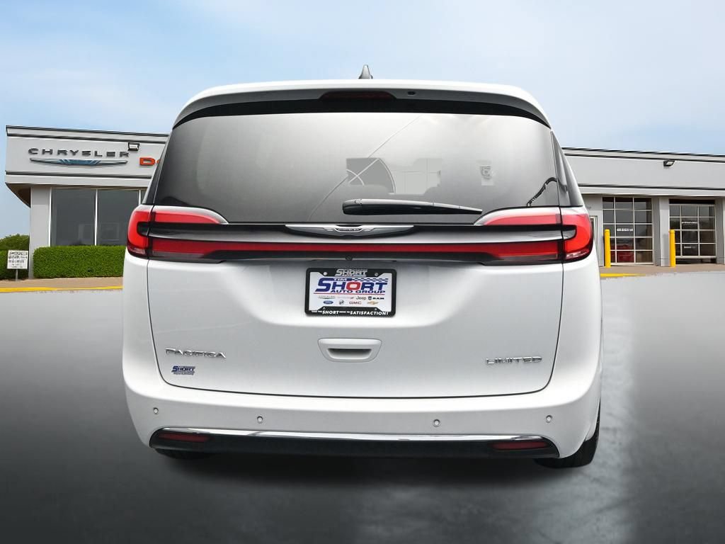 Used 2024 Chrysler Pacifica Limited w/ Uconnect Theater Family Group FWD image 4