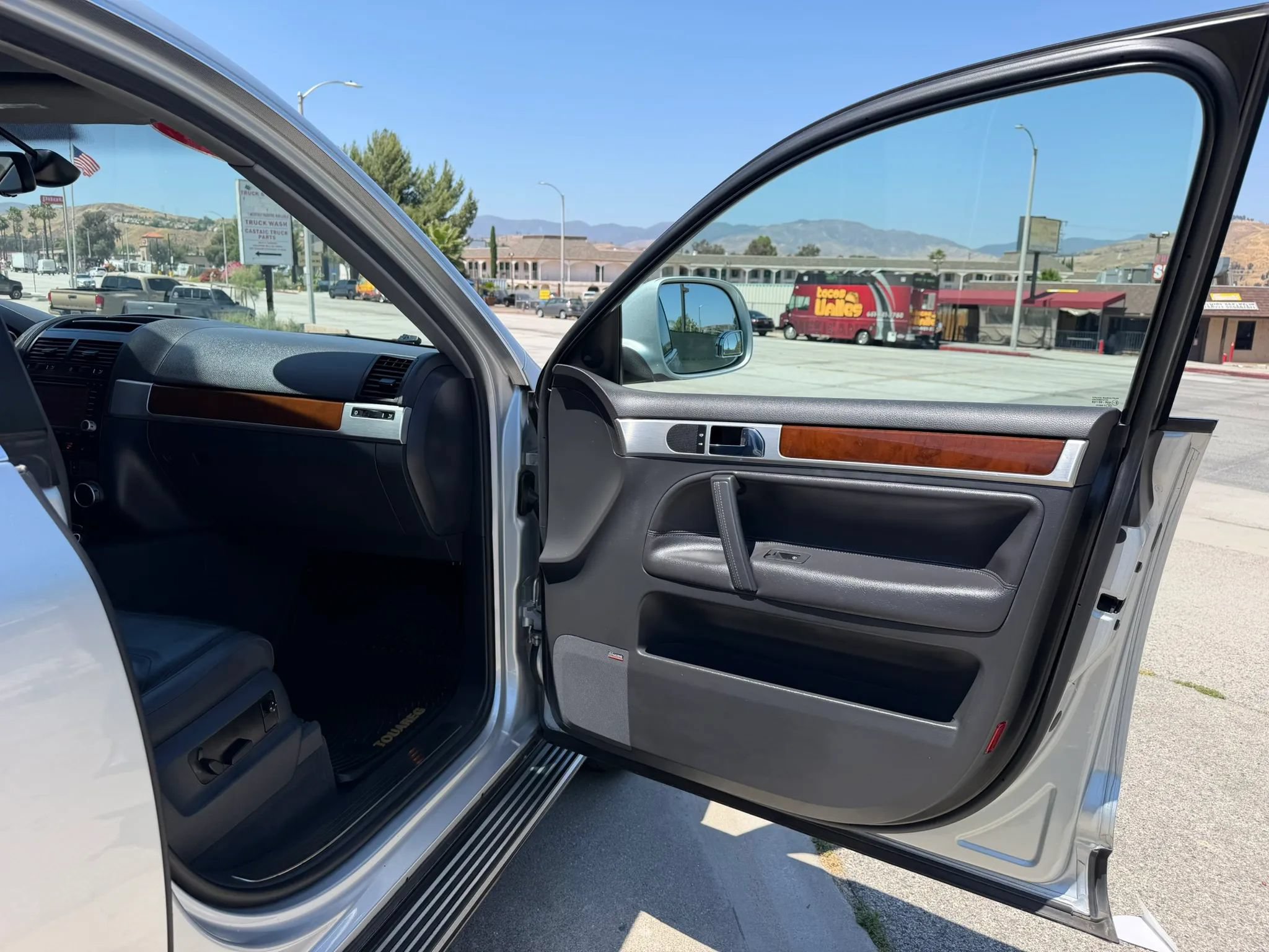 Used 2008 Volkswagen Touareg V6 AWD/4WD image 24