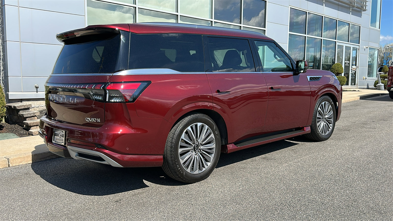 Used 2025 INFINITI QX80 Sensory image 8