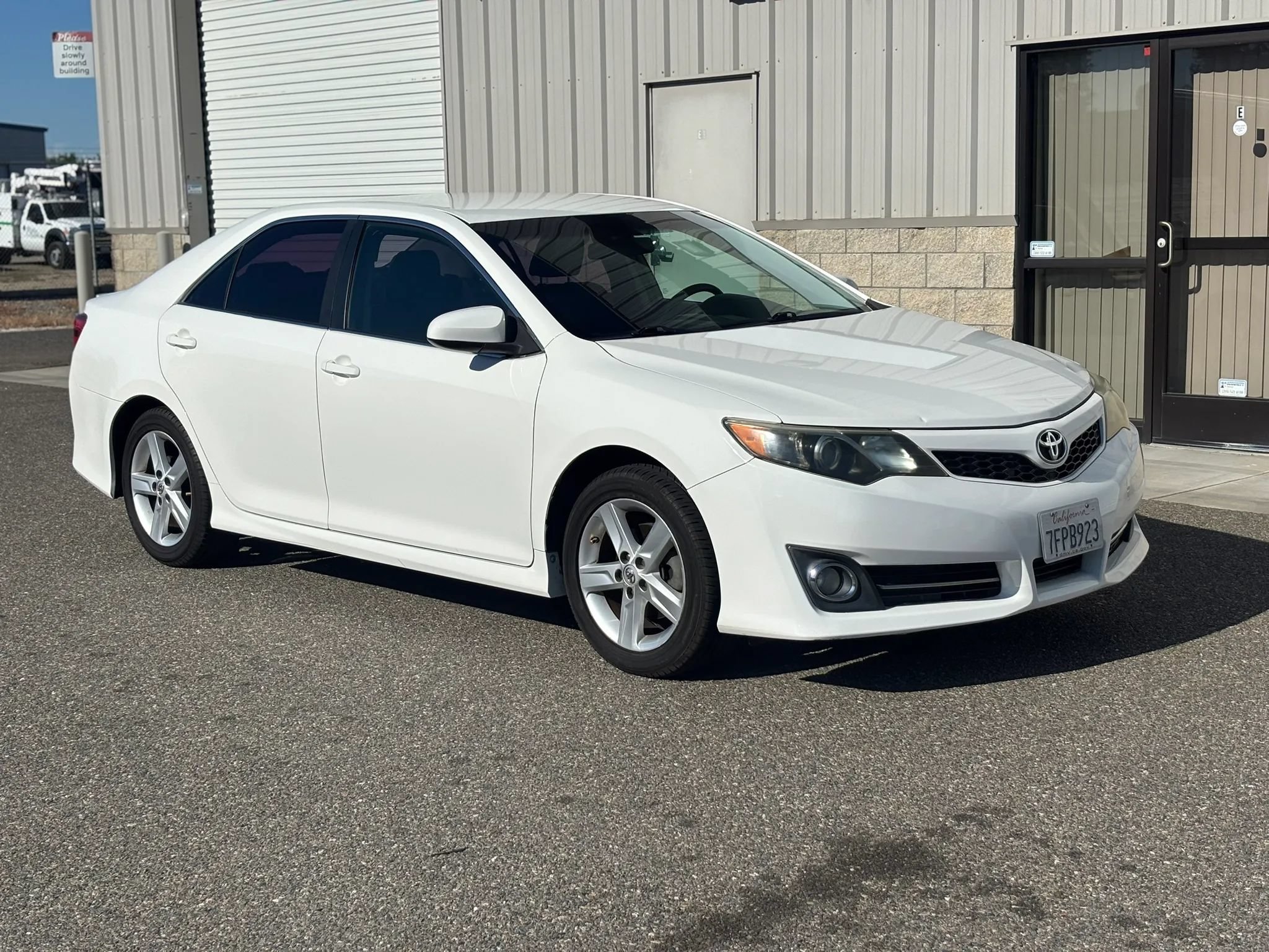 Used 2014 Toyota Camry SE FWD image 1