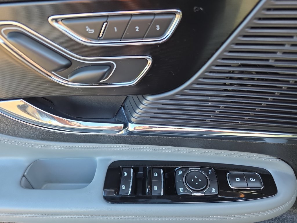 Used 2021 Lincoln Corsair AWD w/ Rear Removable Package Tray image 18