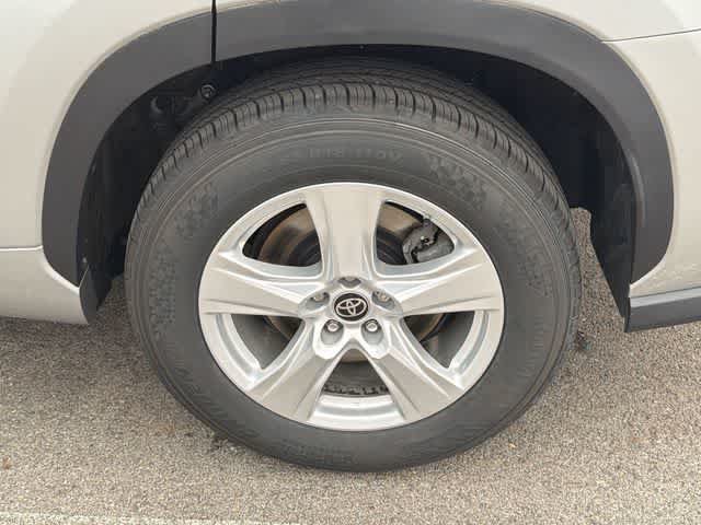 Used 2023 Toyota Highlander LE w/ Protection Package #3 (TMS) FWD image 5