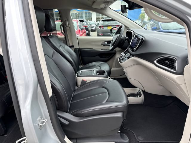 Used 2024 Chrysler Pacifica Touring-L FWD image 9