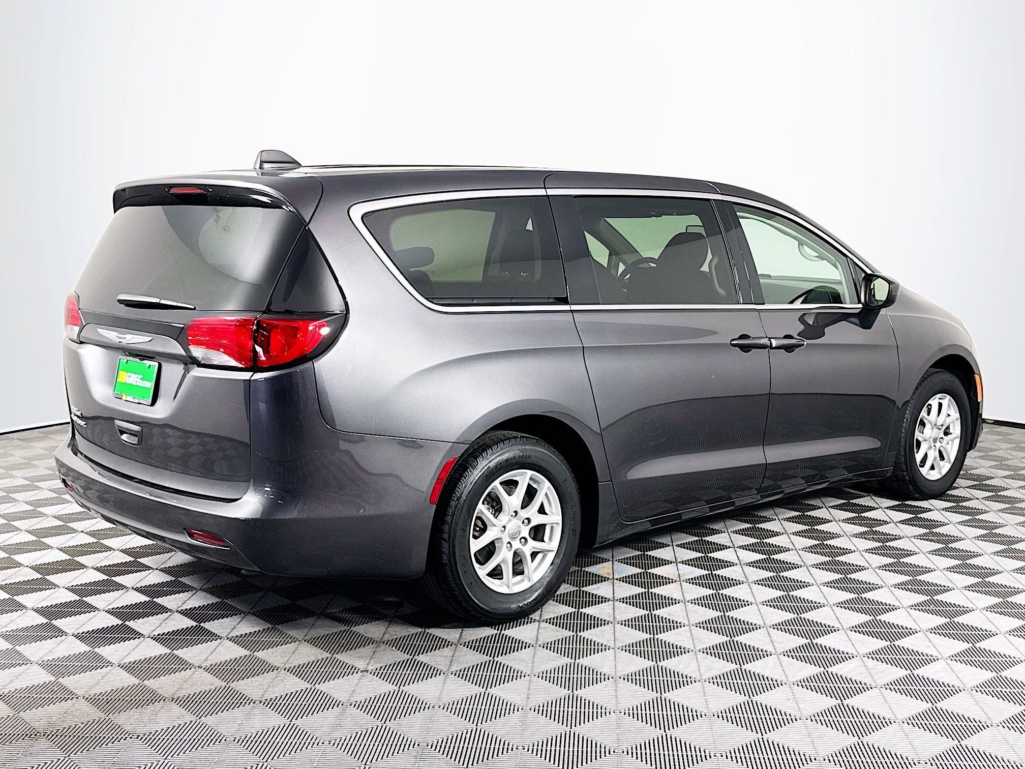 Used 2020 Chrysler Voyager LX FWD image 10