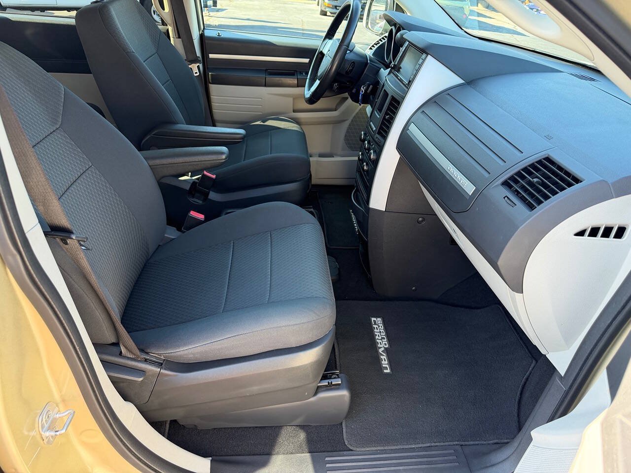 Used 2010 Dodge Grand Caravan Hero w/ Entertainment Group 1 FWD image 24