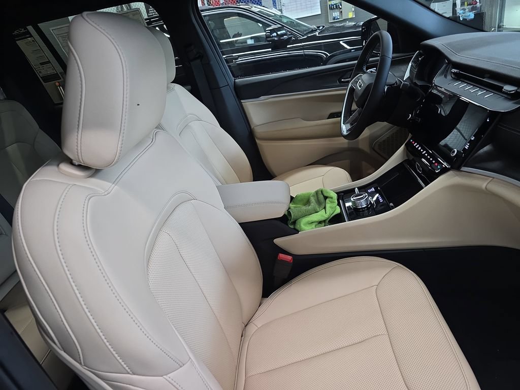 New 2026 Jeep Grand Cherokee Limited w/ Luxury Tech Group II AWD/4WD image 10