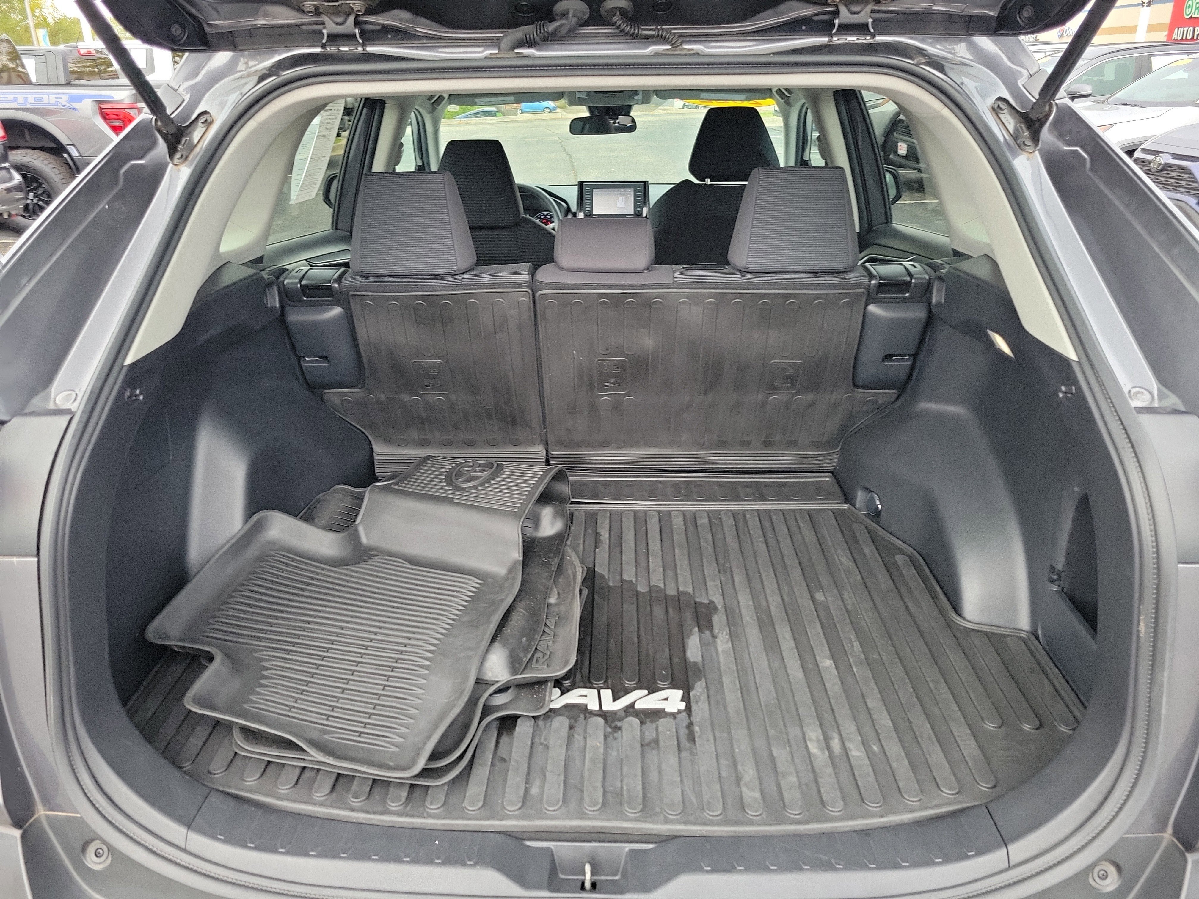 Used 2022 Toyota RAV4 LE image 9