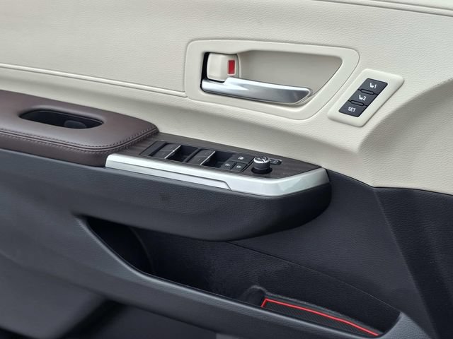 Used 2023 Toyota Sienna Platinum FWD image 18