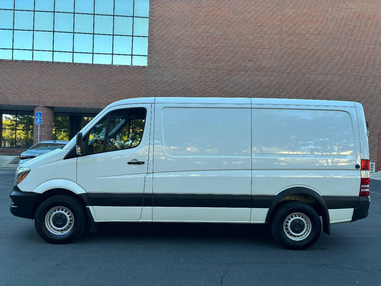 Used 2016 Mercedes-Benz Sprinter 2500 image 9