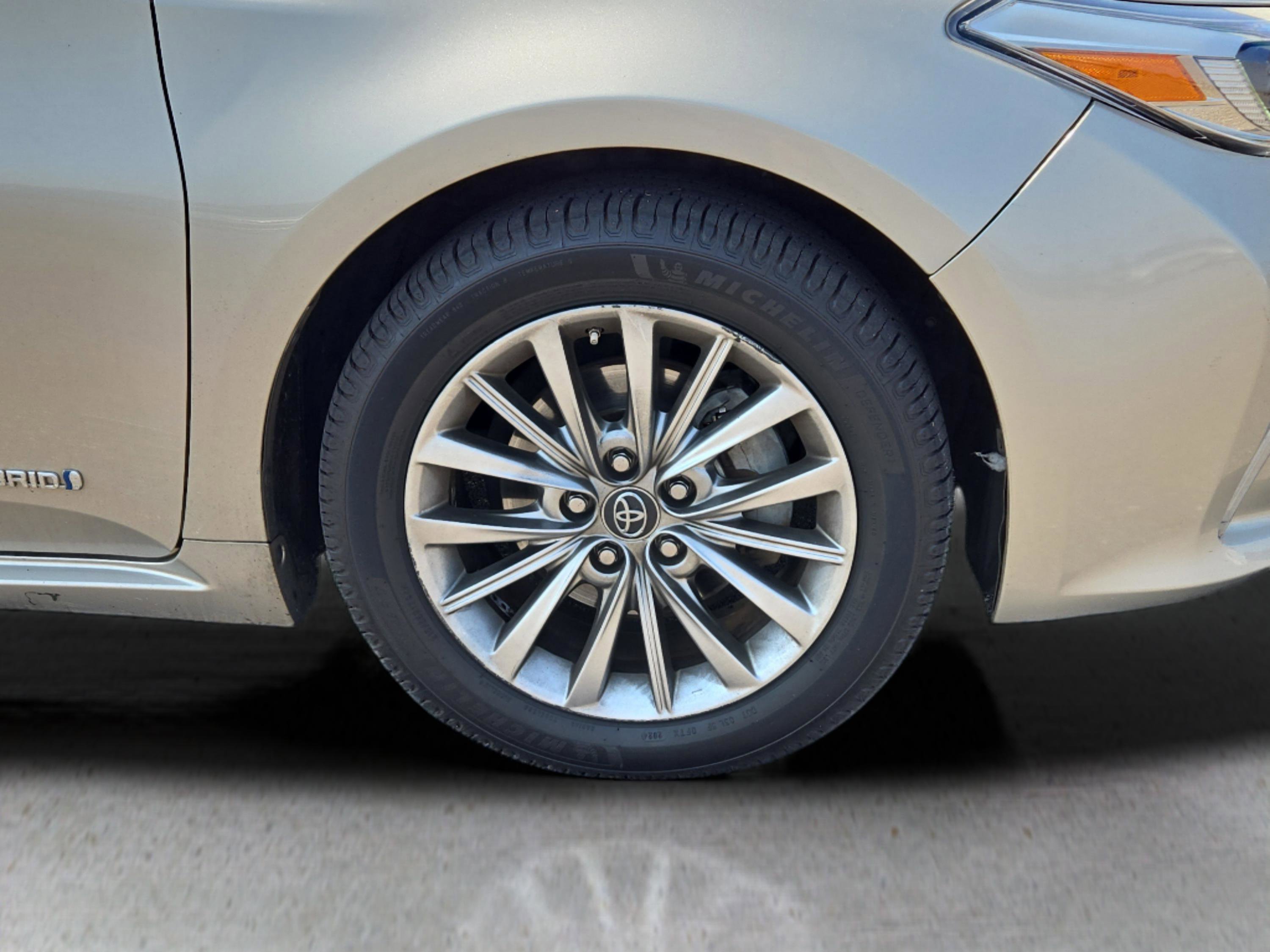 Used 2016 Toyota Avalon Limited image 3