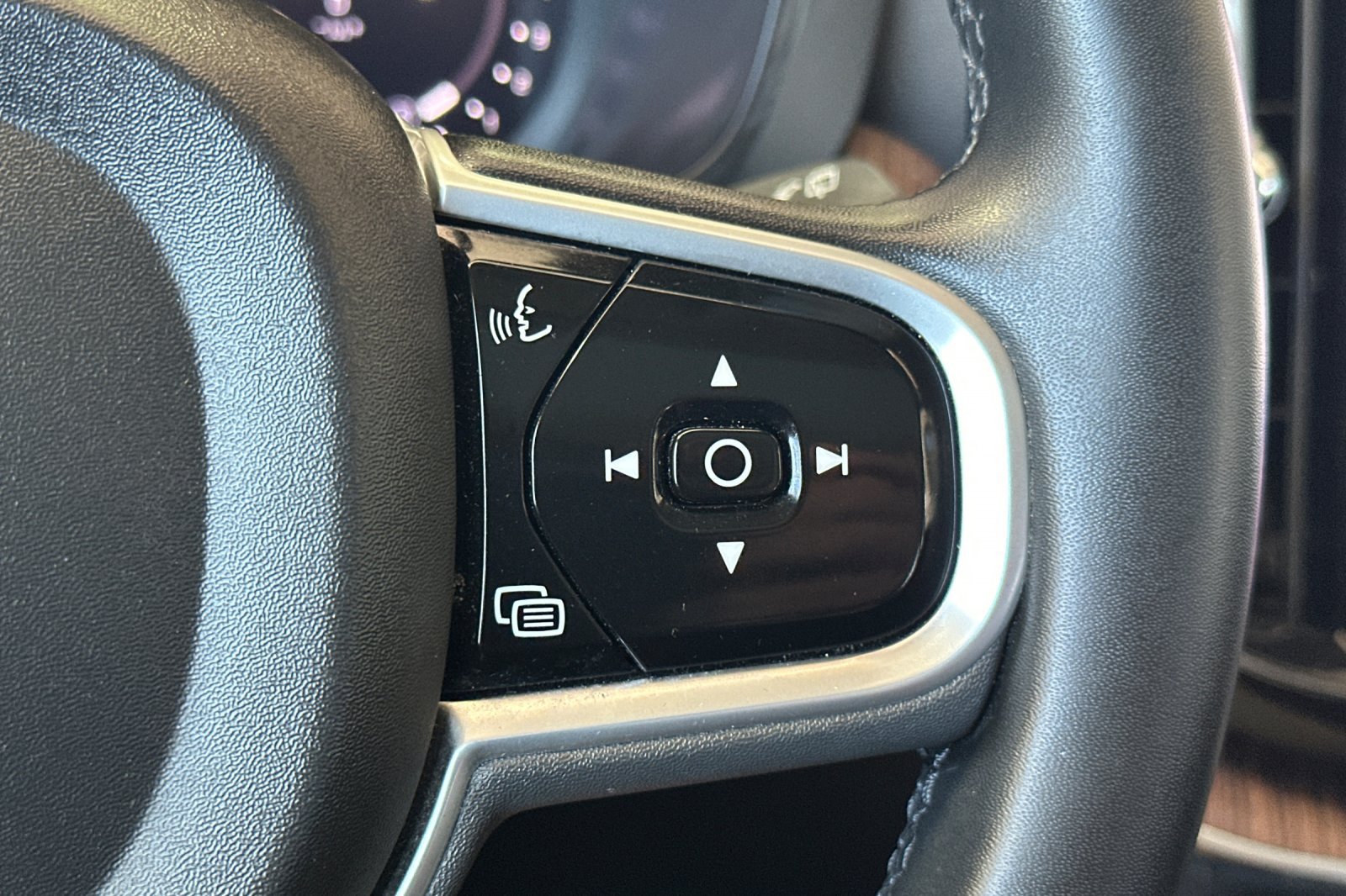 Certified 2023 Volvo XC60 B5 Plus w/ Protection Package Premier FWD image 30