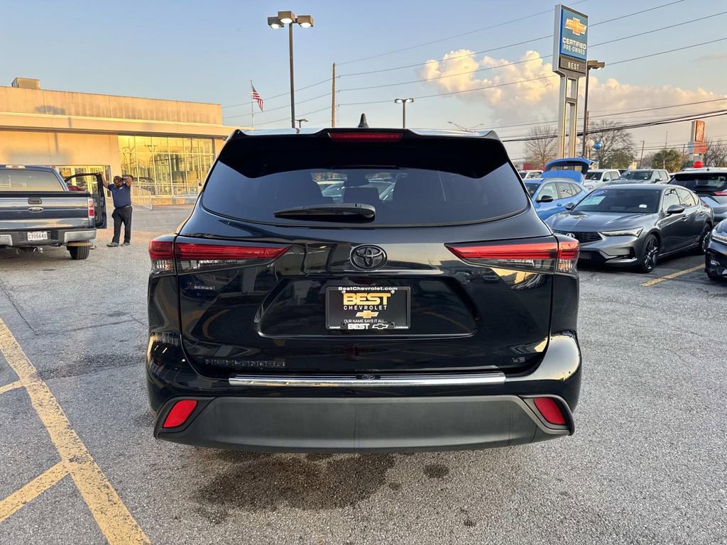 Used 2023 Toyota Highlander LE image 7