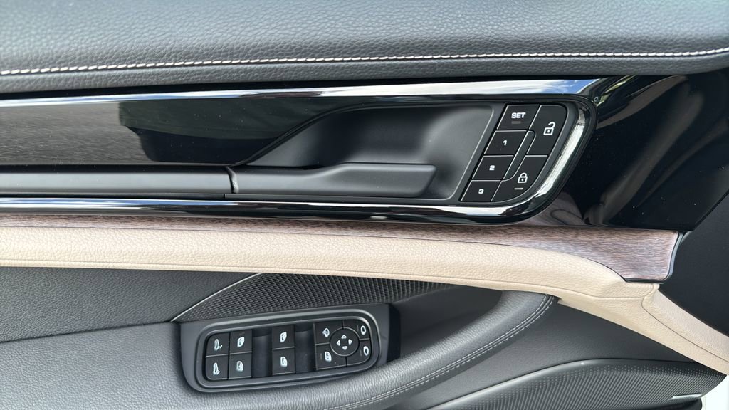 Certified 2025 Porsche Panamera image 7