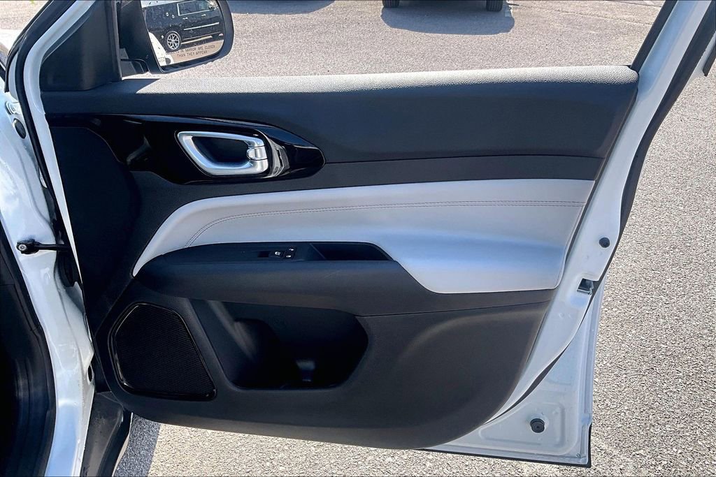 Used 2025 Jeep Compass Limited image 24