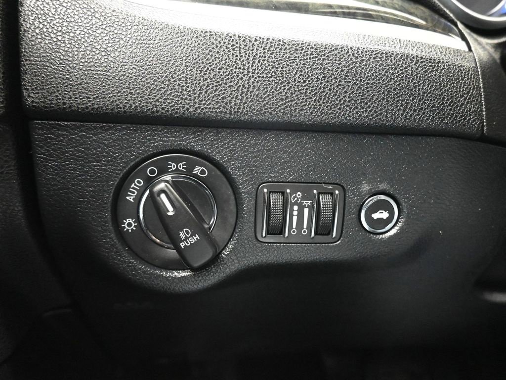 Used 2018 Chrysler 300 Limited image 25