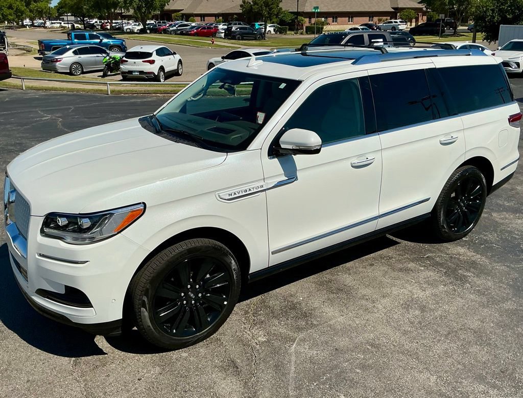 Used 2024 Lincoln Navigator Reserve w/ Monochromatic Package AWD/4WD image 5