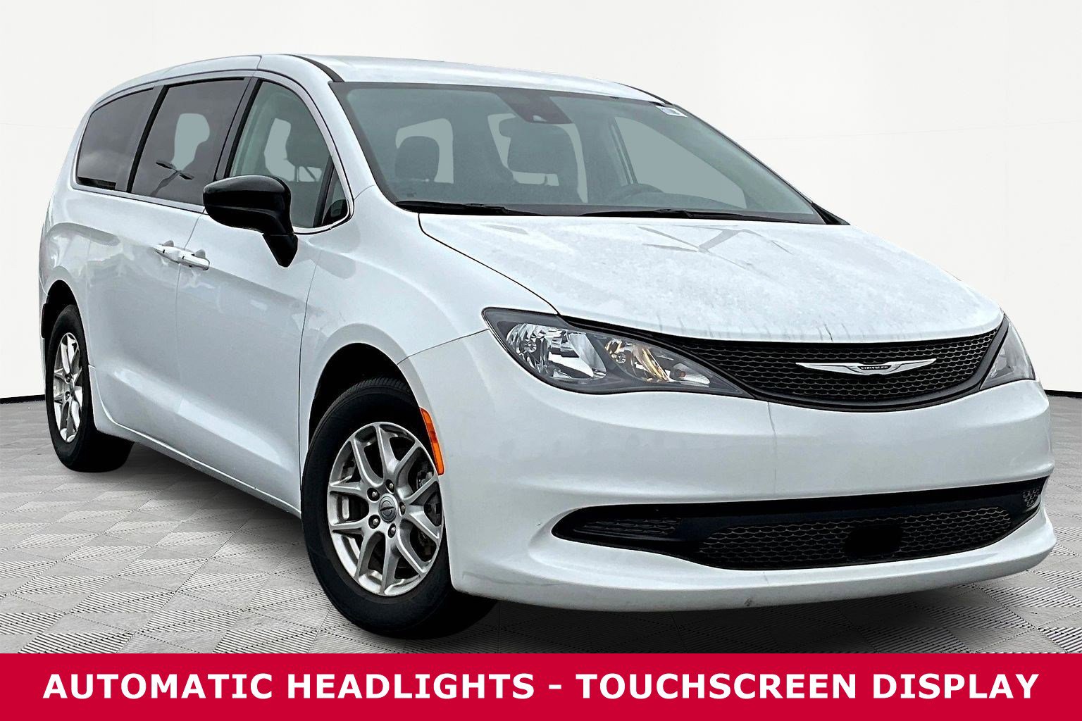 Used 2024 Chrysler Voyager LX image 3