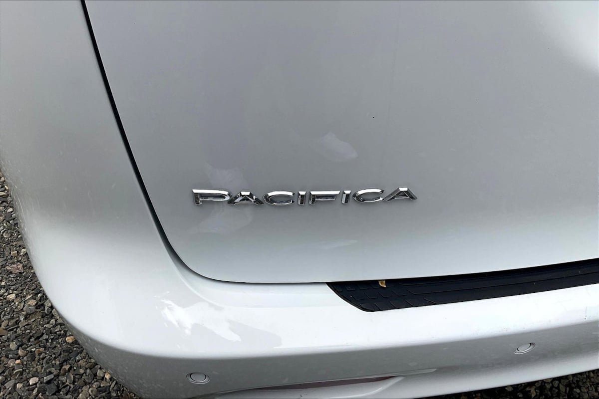 Used 2019 Chrysler Pacifica L FWD image 23