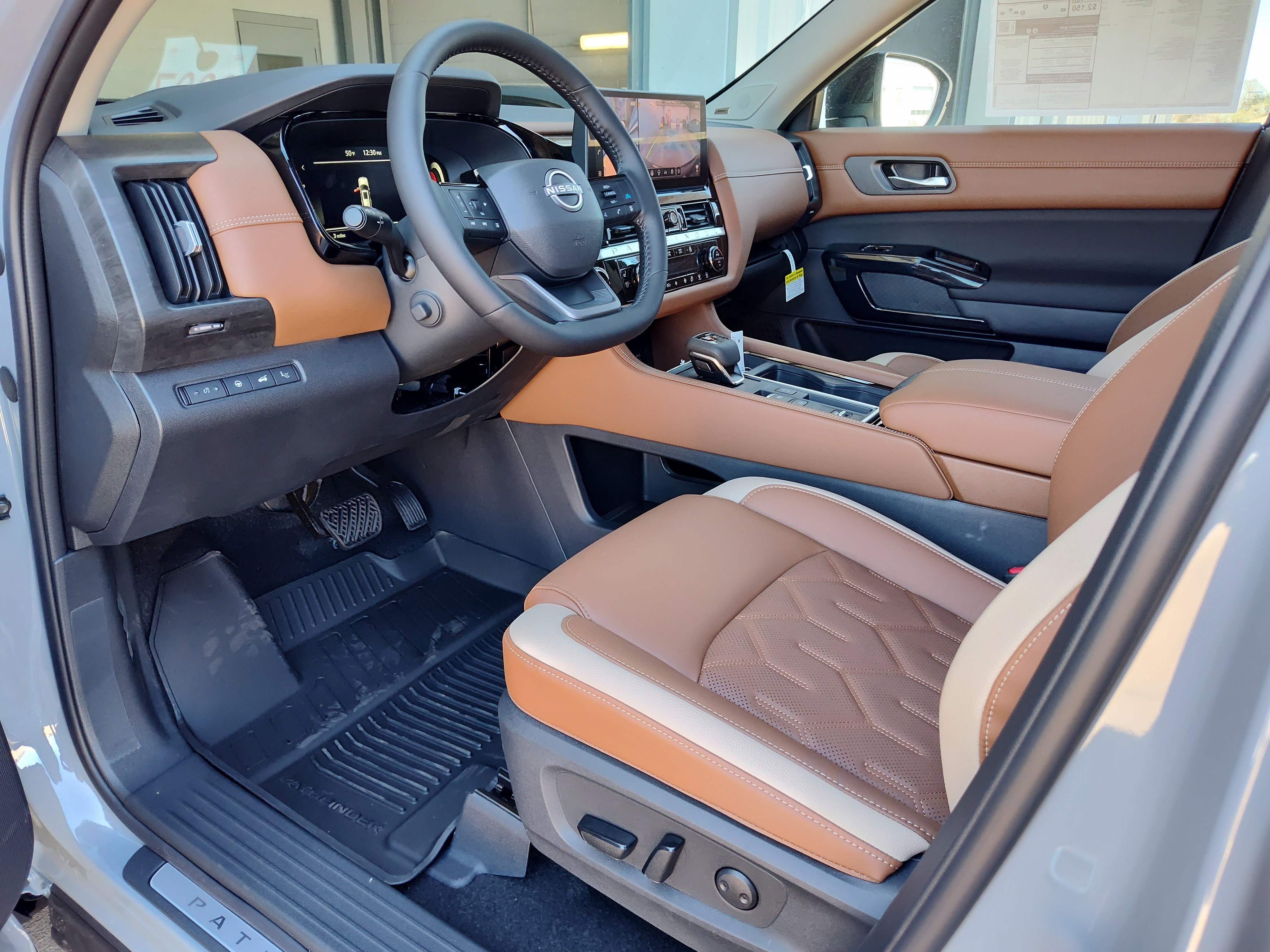 New 2026 Nissan Pathfinder Platinum image 2