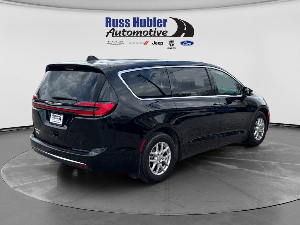 Used 2024 Chrysler Pacifica Touring-L FWD image 6
