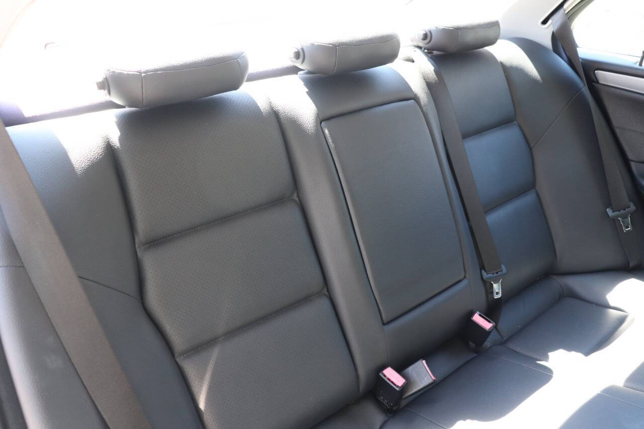 Used 2006 Mercedes-Benz C 230 Sedan image 32