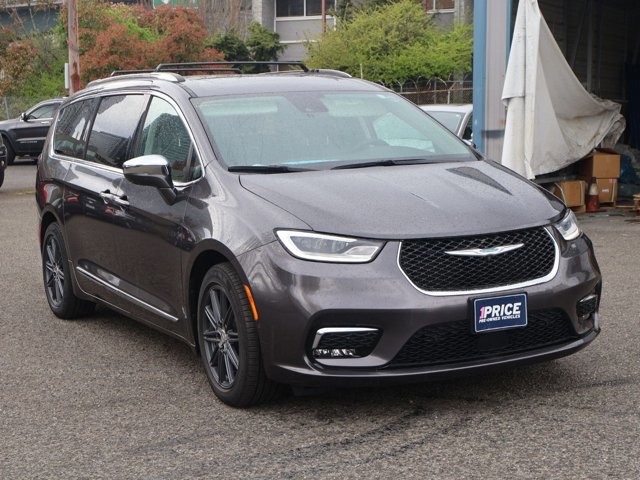 Used 2021 Chrysler Pacifica Limited w/ Uconnect Theater Family Group image 3