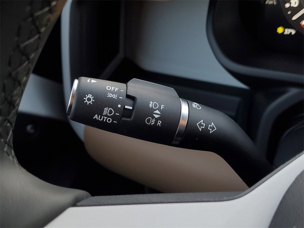 New 2026 Land Rover Defender 130 X-Dynamic SE image 15