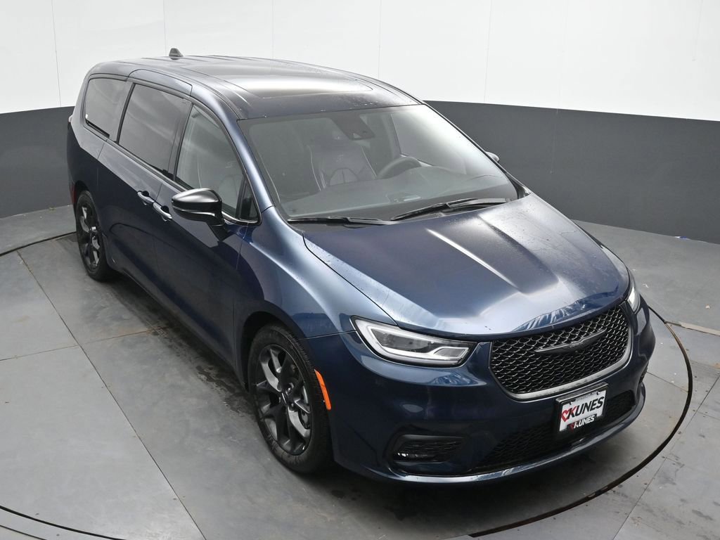 Used 2023 Chrysler Pacifica Limited w/ S Appearance Package FWD image 32