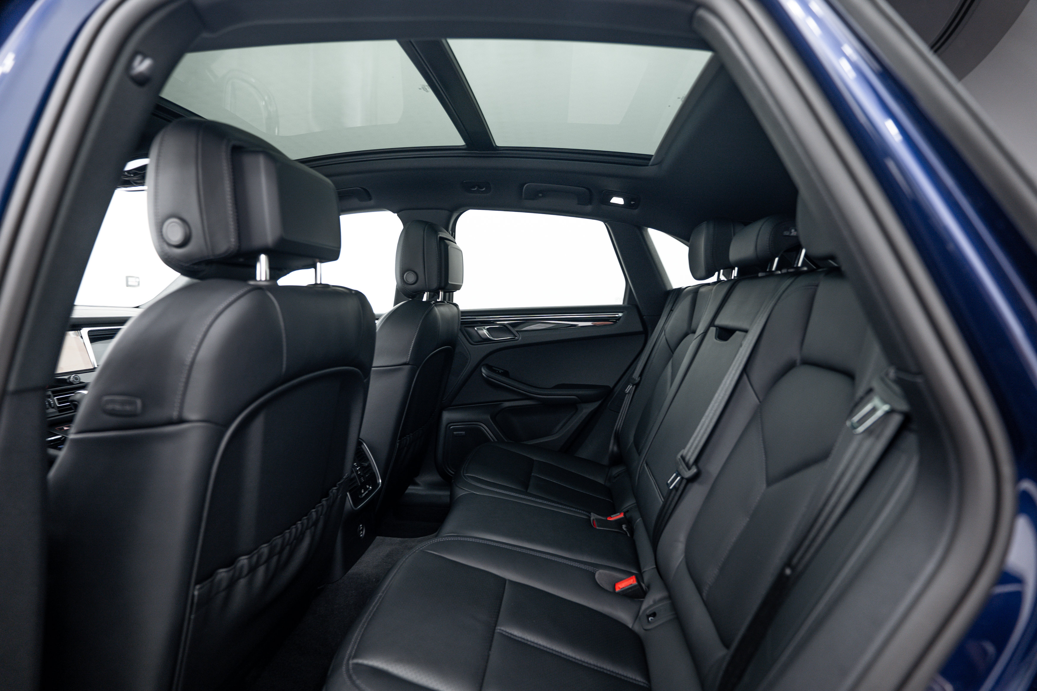 Certified 2026 Porsche Macan Turbo AWD/4WD image 24