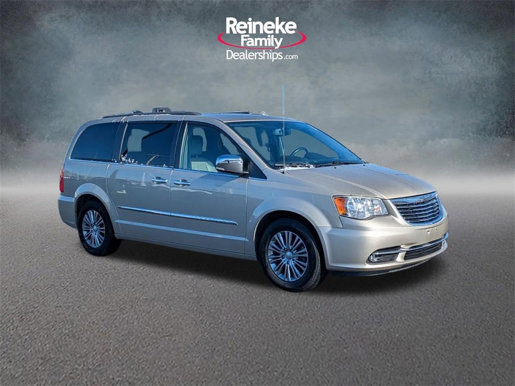 Used 2014 Chrysler Town & Country Touring-L w/ Driver Convenience Group image 3