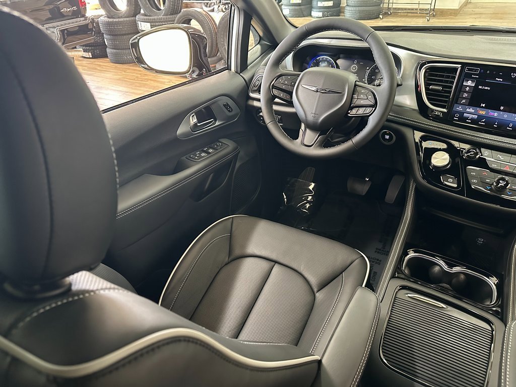 New 2026 Chrysler Pacifica Limited w/ S Appearance Package image 14