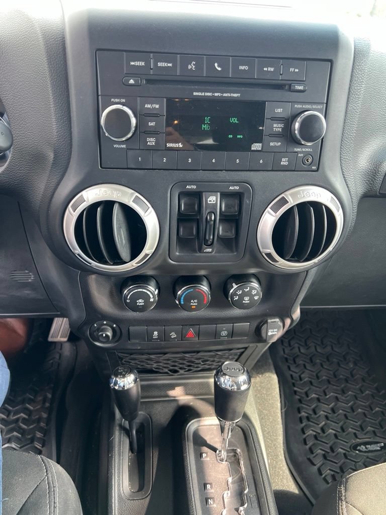 Used 2018 Jeep Wrangler Unlimited Sahara w/ Connectivity Group AWD/4WD image 14