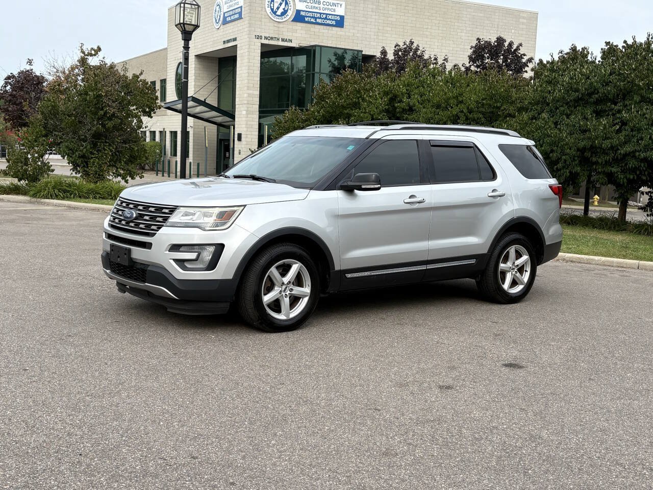 Used 2016 Ford Explorer XLT w/ Equipment Group 201A AWD/4WD image 4