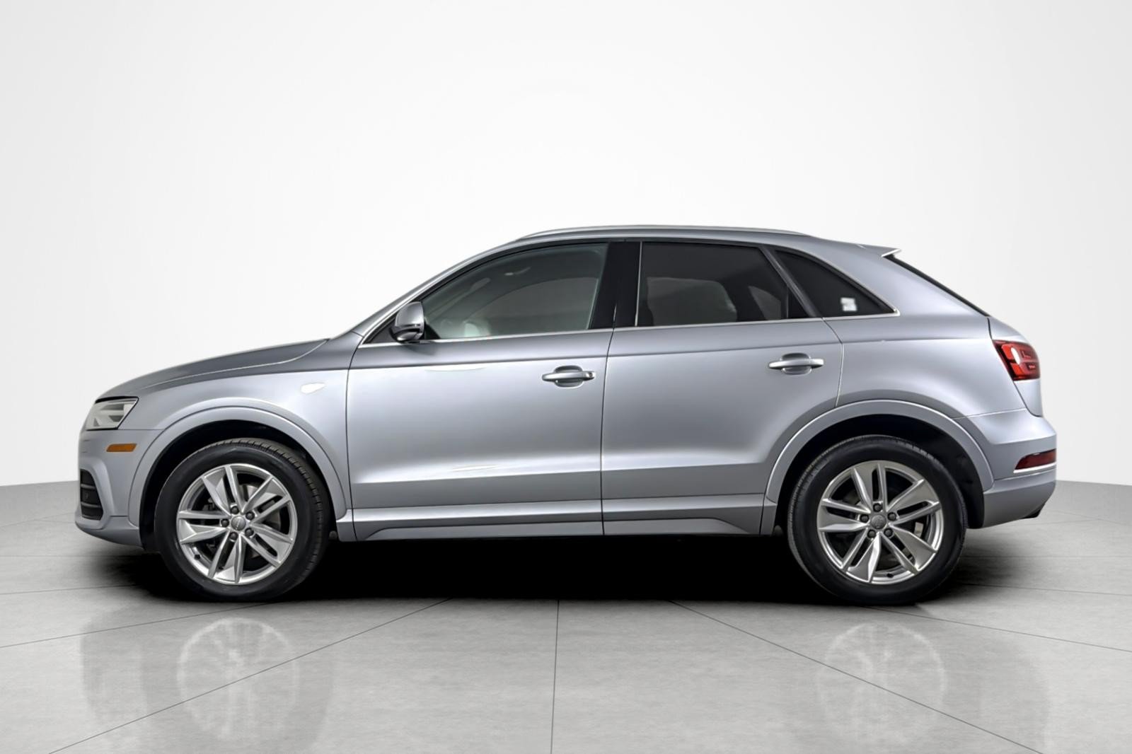 Used 2016 Audi Q3 2.0T Premium Plus w/ Technology Package AWD/4WD image 2