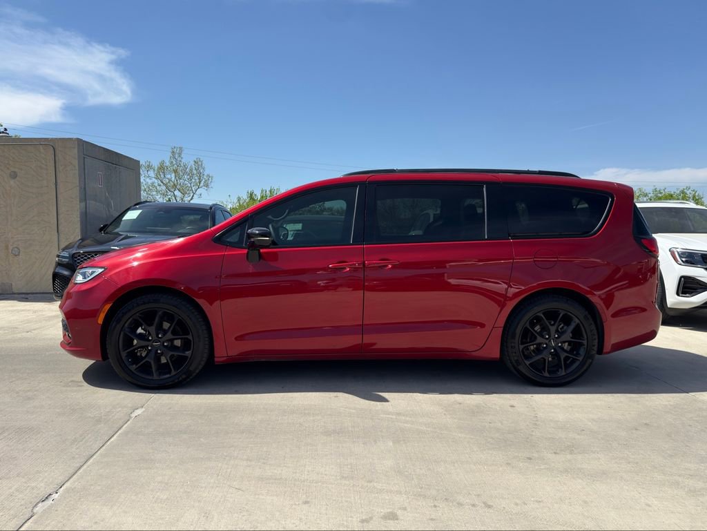 Used 2025 Chrysler Pacifica Limited image 4