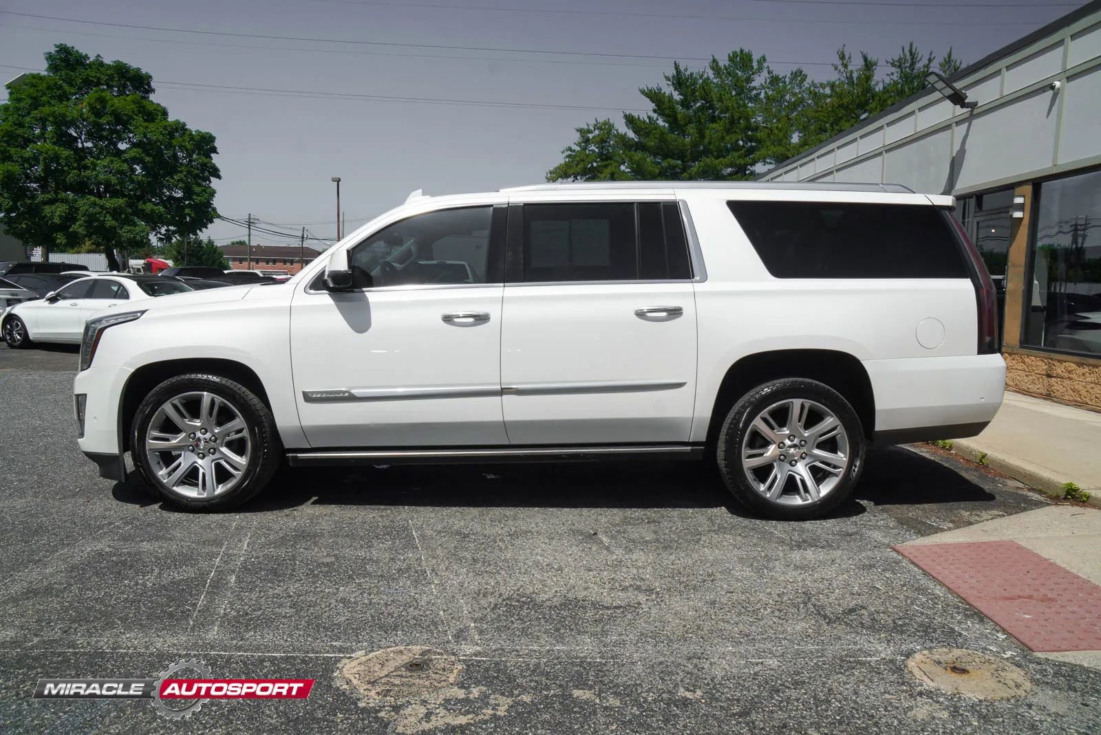 Used 2018 Cadillac Escalade ESV Premium Luxury AWD/4WD image 4