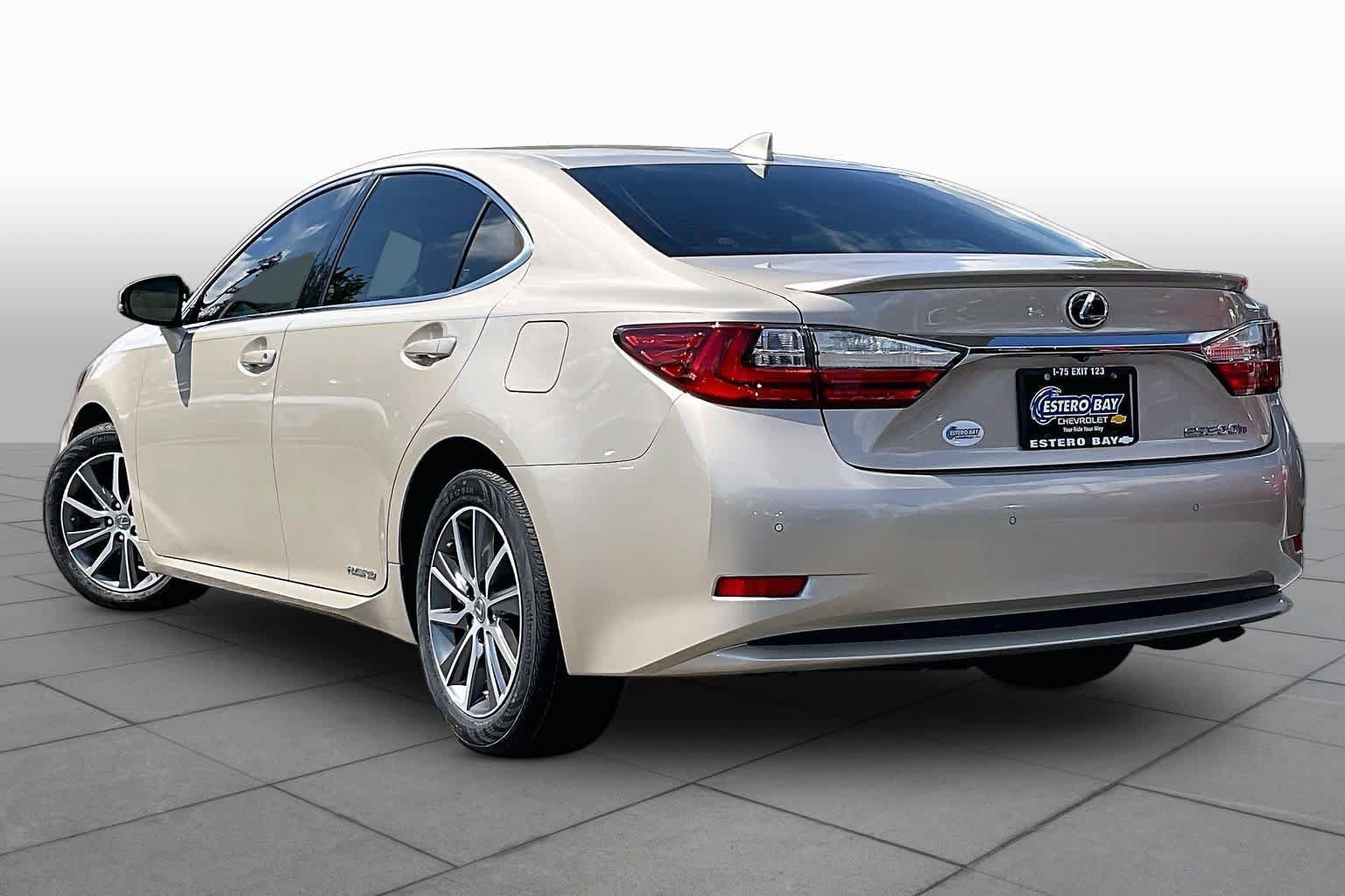 Used 2017 Lexus ES 300h w/ Luxury Package FWD image 12