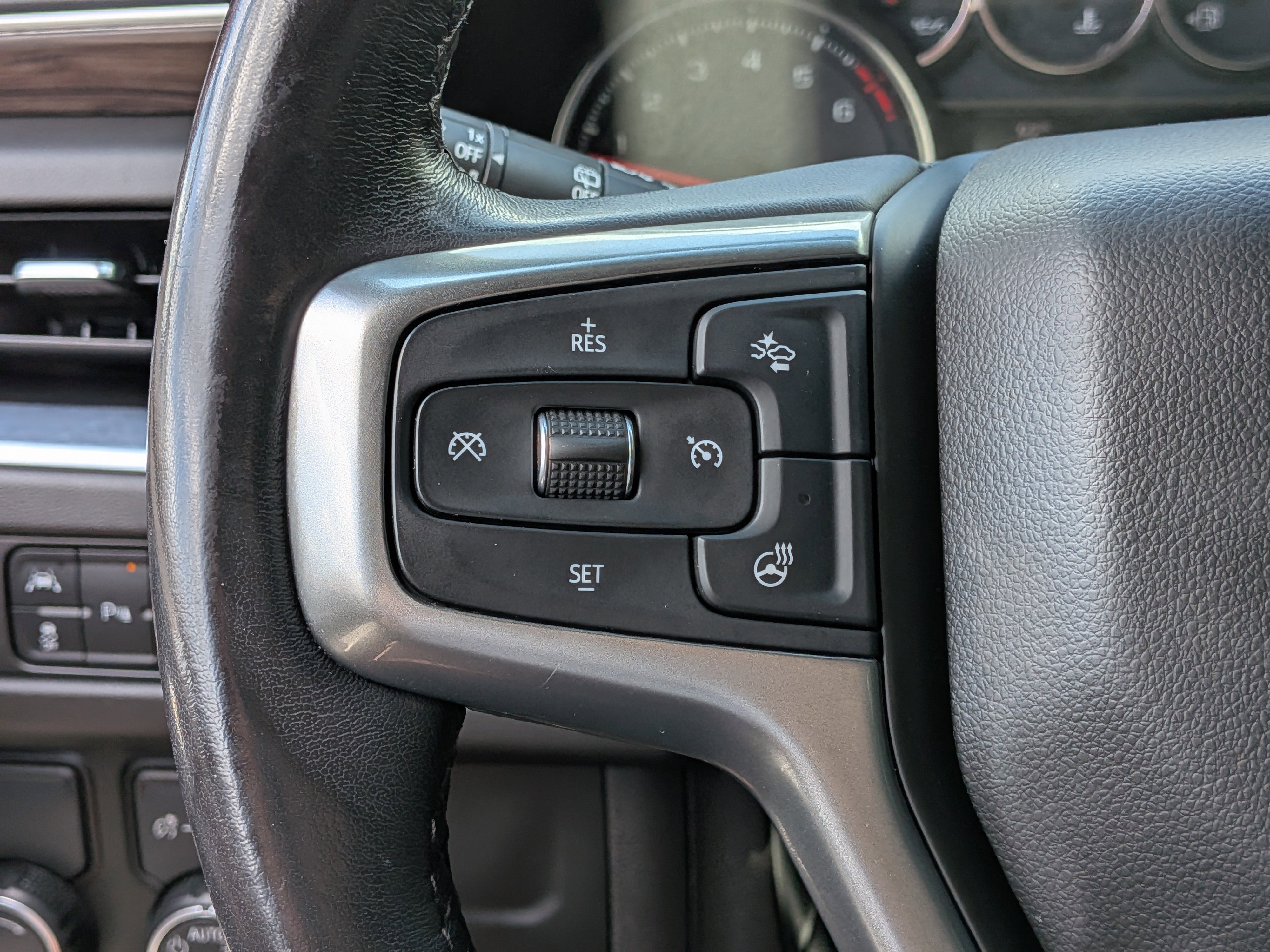 Used 2021 Chevrolet Suburban LT w/ Luxury Package RWD image 24