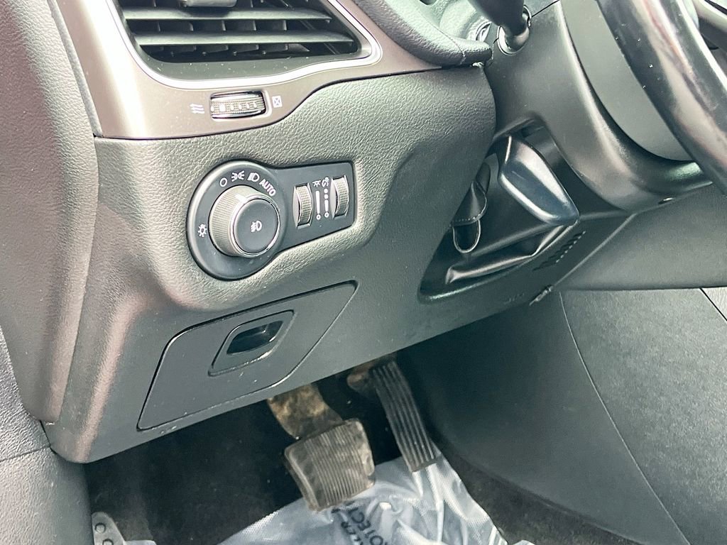 Used 2021 Jeep Cherokee Latitude Plus w/ Sun & Sound Group image 10