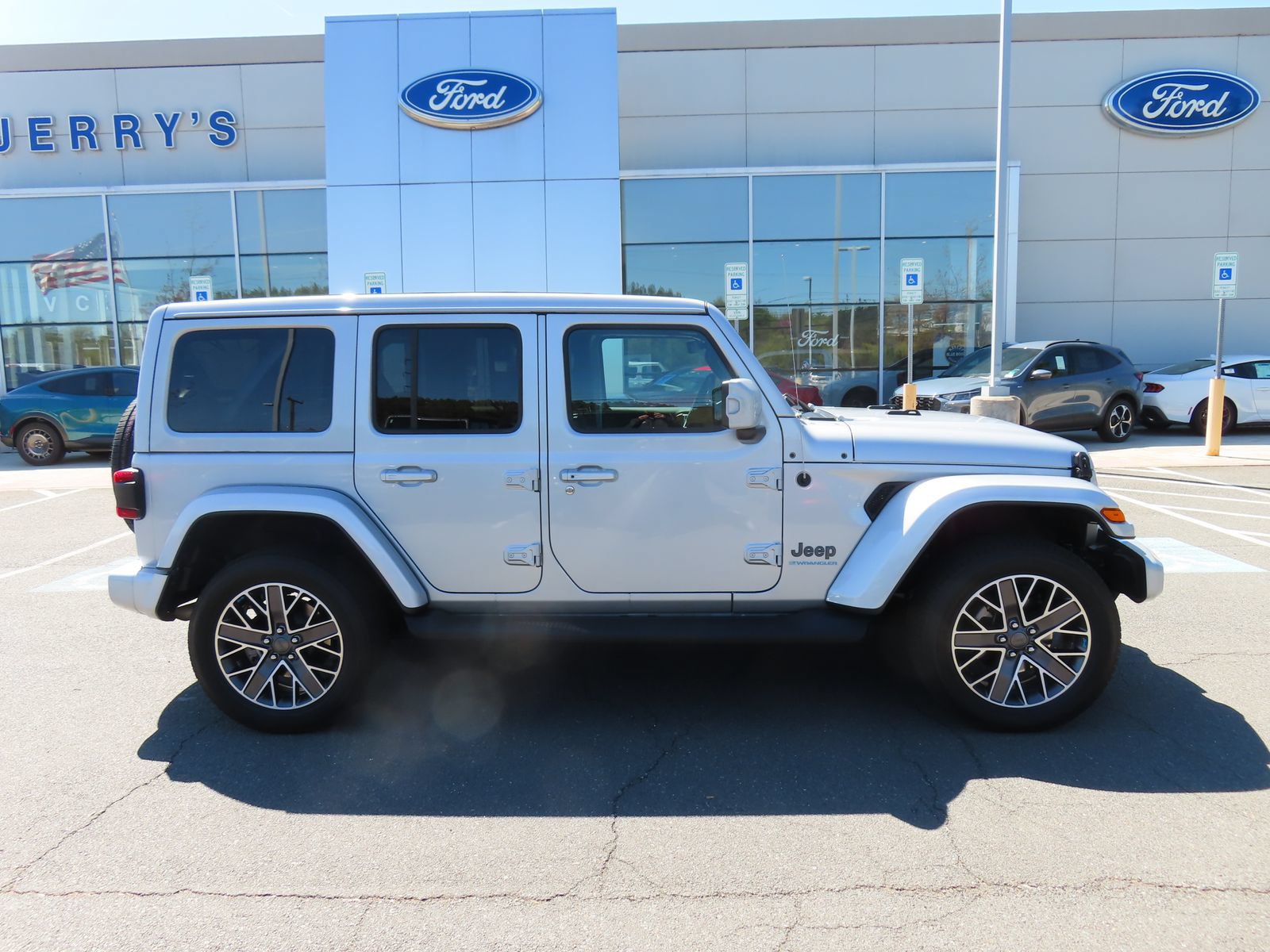 Used 2023 Jeep Wrangler Unlimited Sahara AWD/4WD image 4